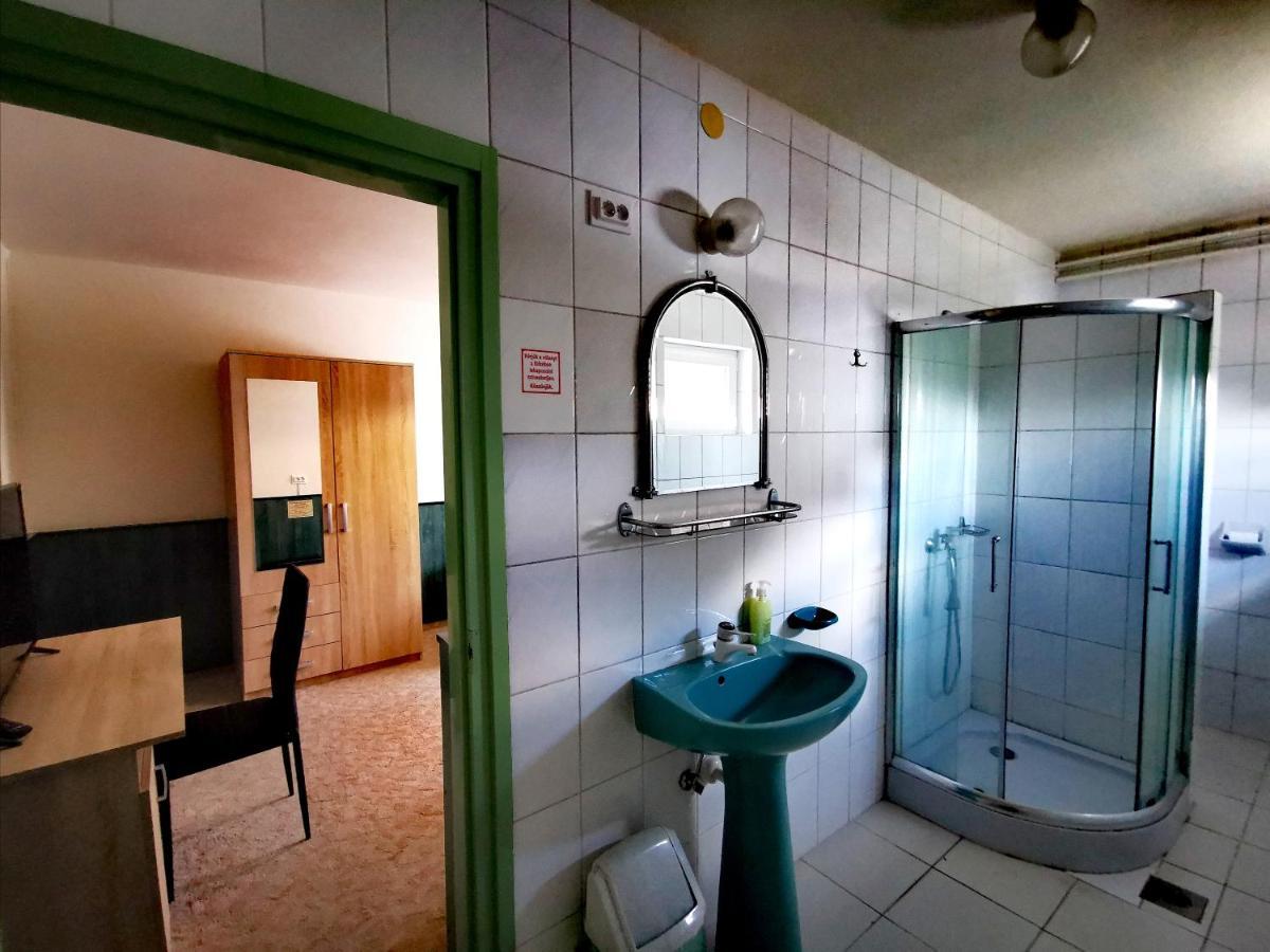 Komplex -Rendezvenytermek-Panzio-Apartman-Irodak- Mateszalka Exteriér fotografie