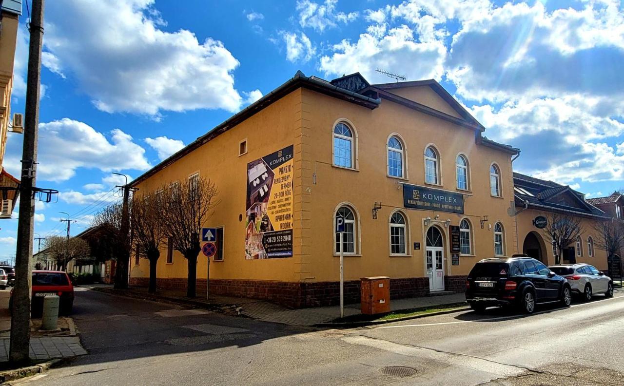 Komplex -Rendezvenytermek-Panzio-Apartman-Irodak- Mateszalka Exteriér fotografie