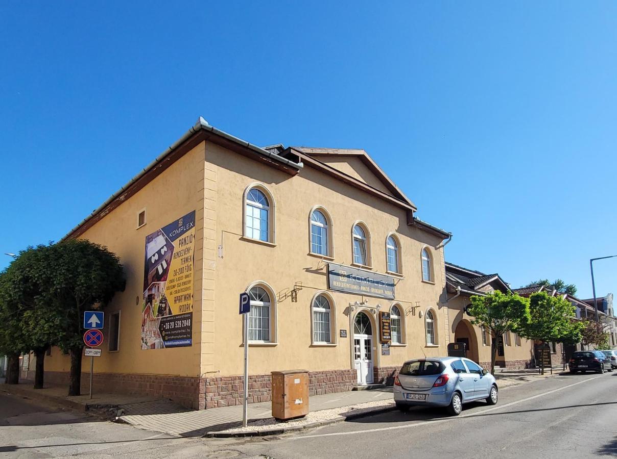 Komplex -Rendezvenytermek-Panzio-Apartman-Irodak- Mateszalka Exteriér fotografie